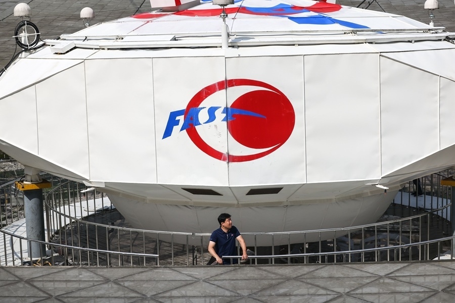 2022年8月25日，F(xiàn)AST運行和發(fā)展中心常務副主任、總工程師姜鵬在饋源艙前（維護保養(yǎng)期間拍攝）。新華社記者 歐東衢 攝