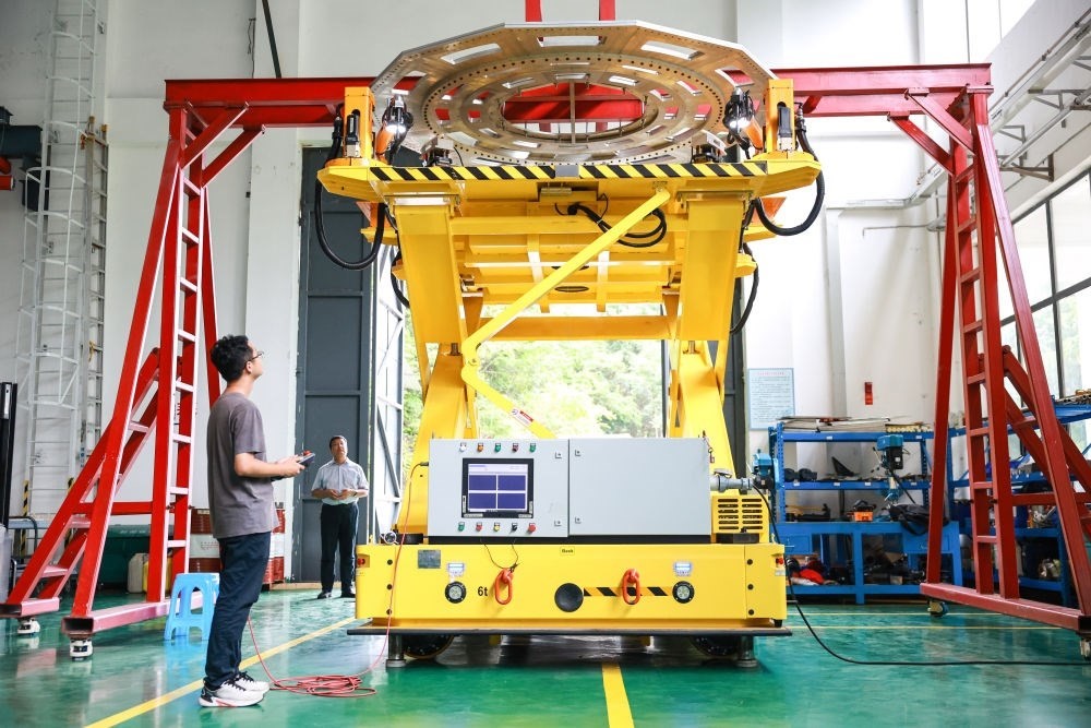 7月26日，工作人員在調(diào)試饋源接收機拆裝機器人。新華社記者 歐東衢 攝