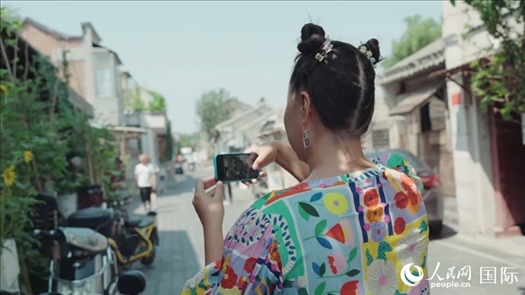 柳芭在胡同里采風(fēng)。人民網(wǎng) 張若涵攝