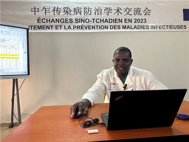 圖為中乍友誼醫(yī)院兒科護(hù)士長穆罕默德·阿米勒·阿里授課。中國援乍得醫(yī)療隊(duì)供圖