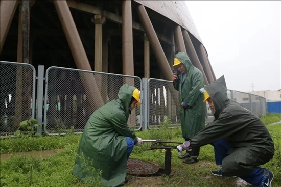 華能北京熱電廠員工操作排水閥降低水塔水位。 受訪者供圖
