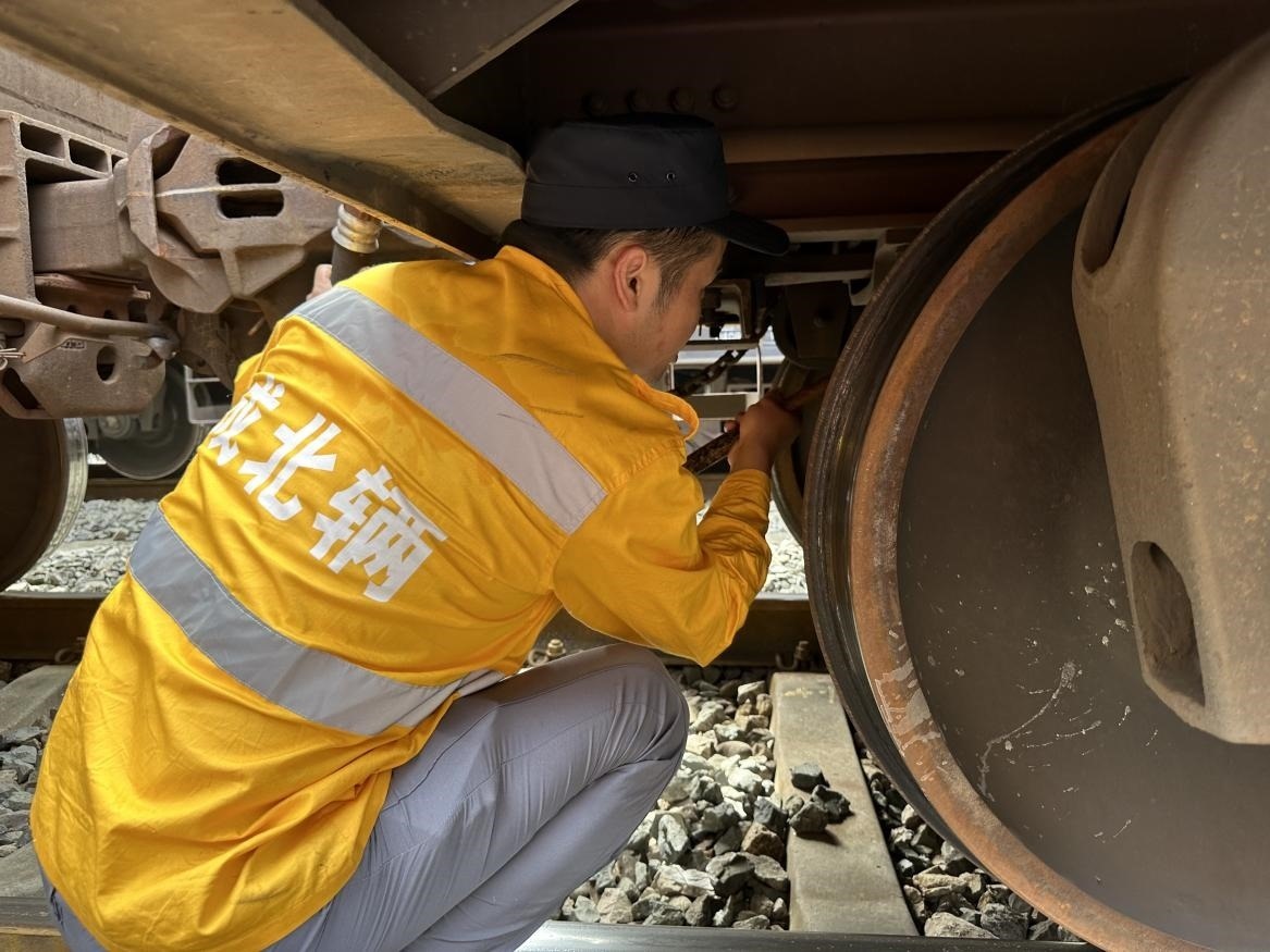 劉偉在進(jìn)行列車檢查工作。人民網(wǎng) 王紹紹攝