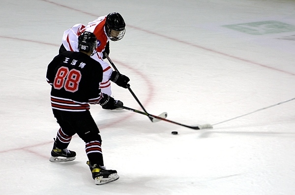 陜西隊(duì)球員馬思成與黑龍江隊(duì)球員王泓博爭(zhēng)搶。人民網(wǎng)記者 胡雪蓉?cái)z