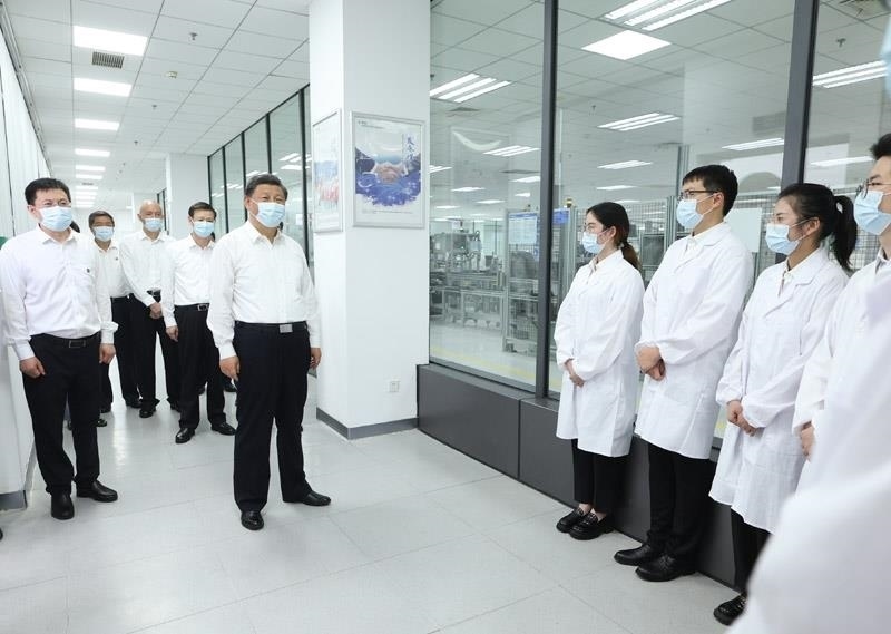 2023年7月6日，習(xí)近平總書記在江蘇南京市考察南瑞集團(tuán)有限公司，同年輕研發(fā)人員親切交流。