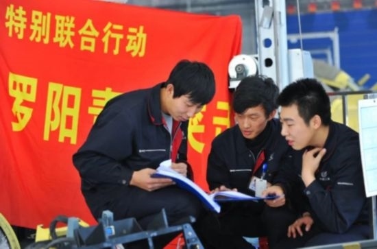 在工作中的“羅陽(yáng)青年突擊隊(duì)”隊(duì)員。航空工業(yè)沈飛供圖