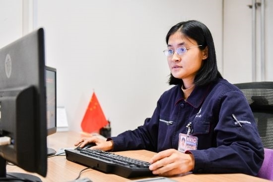 工作中的劉艷梅。航空工業(yè)沈飛供圖