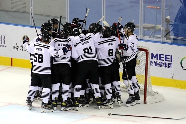 內(nèi)蒙古隊球員慶祝比賽勝利。人民網(wǎng)記者 胡雪蓉攝