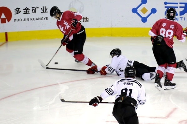 重慶隊球員與內(nèi)蒙古球員拼搶。人民網(wǎng)記者 胡雪蓉攝