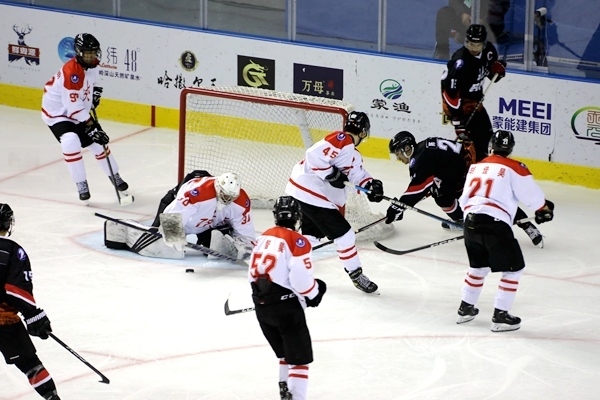 門前混戰(zhàn)。人民網(wǎng)記者 胡雪蓉攝