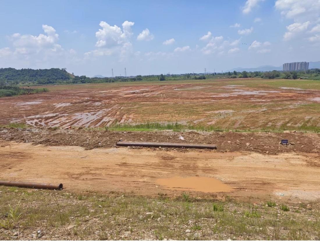 污染控制工程區(qū)域土地已被平整。 人民網(wǎng)記者 黃鈺攝
