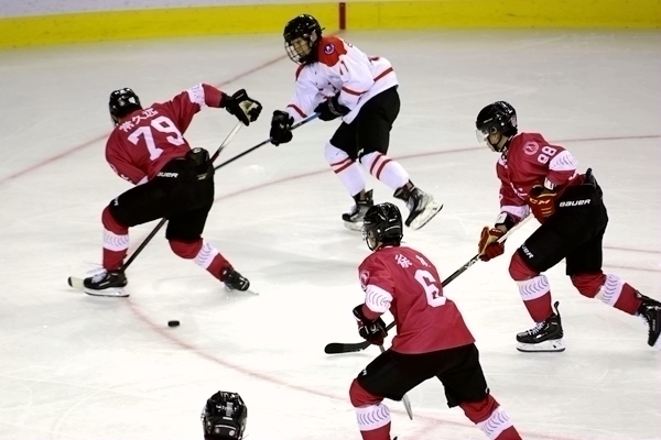 重慶隊球員常久遠(yuǎn)(左)與陜西隊球員呂知宜拼搶。人民網(wǎng)記者 胡雪蓉攝