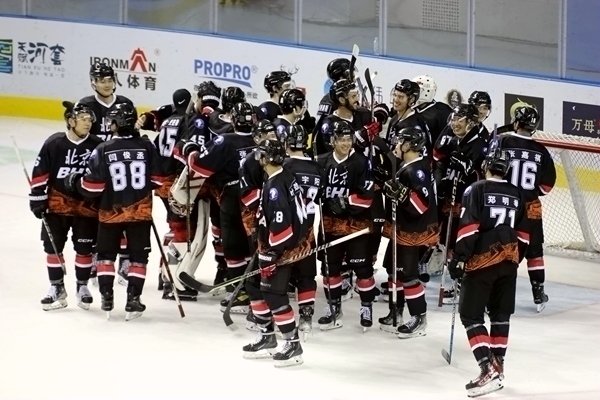 北京隊?wèi)c祝奪冠。人民網(wǎng)記者 胡雪蓉攝