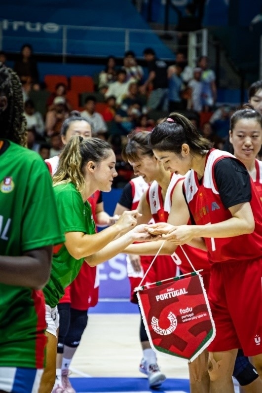 28日，成都大運(yùn)會女籃項目葡萄牙隊對戰(zhàn)中國隊。 受訪者供圖