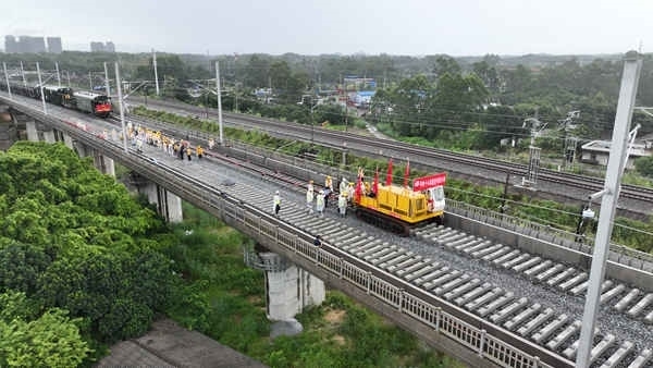 防東鐵路鋪軌現(xiàn)場(chǎng)航拍。