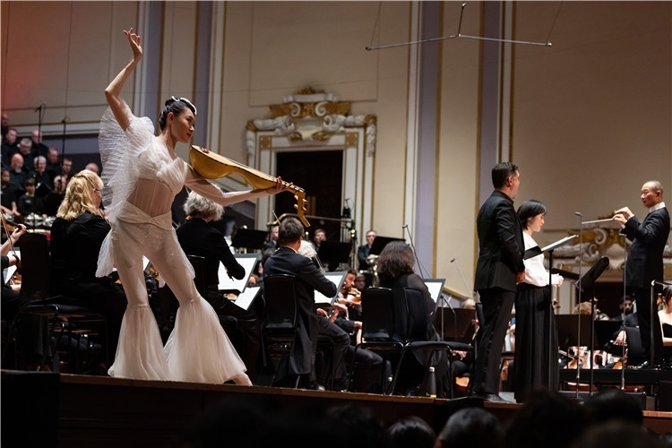 圖8月5日，2023愛丁堡國際藝術(shù)節(jié)開幕式音樂會(huì)《慈悲頌》的演出現(xiàn)場。藝術(shù)節(jié)組委會(huì)供圖