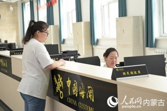 代理報(bào)關(guān)企業(yè)正在滿洲里車站海關(guān)綜合服務(wù)大廳辦理業(yè)務(wù)。人民網(wǎng) 寇雅楠攝