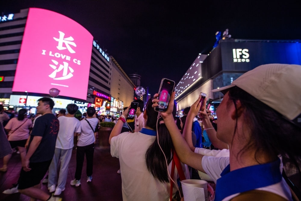  游客在長沙市天心區(qū)黃興路步行街打卡、拍照（6月7日攝）。新華社記者 陳思汗 攝