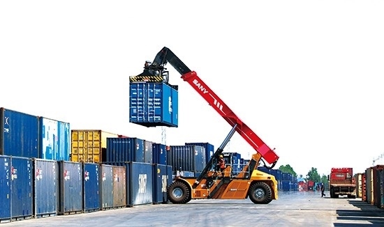 石家莊國際陸港內整裝待發(fā)的集裝箱。 石家莊國際陸港供圖