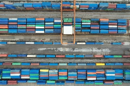 在廣州東部公鐵聯(lián)運樞紐（增城西站），工作人員在進行集裝箱轉(zhuǎn)運工作。廣州交通投資集團有限公司供圖