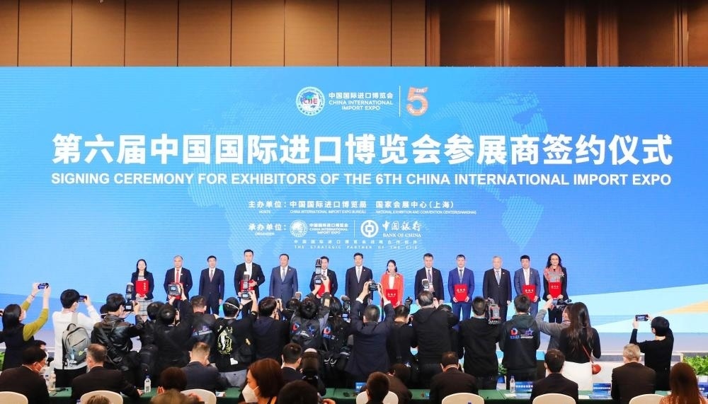 2022年11月6日，2022年中國(guó)國(guó)際進(jìn)口博覽會(huì)參展商聯(lián)盟大會(huì)在上海舉行。這是在大會(huì)期間進(jìn)行的第六屆進(jìn)博會(huì)參展商簽約儀式。新華社記者 方喆 攝