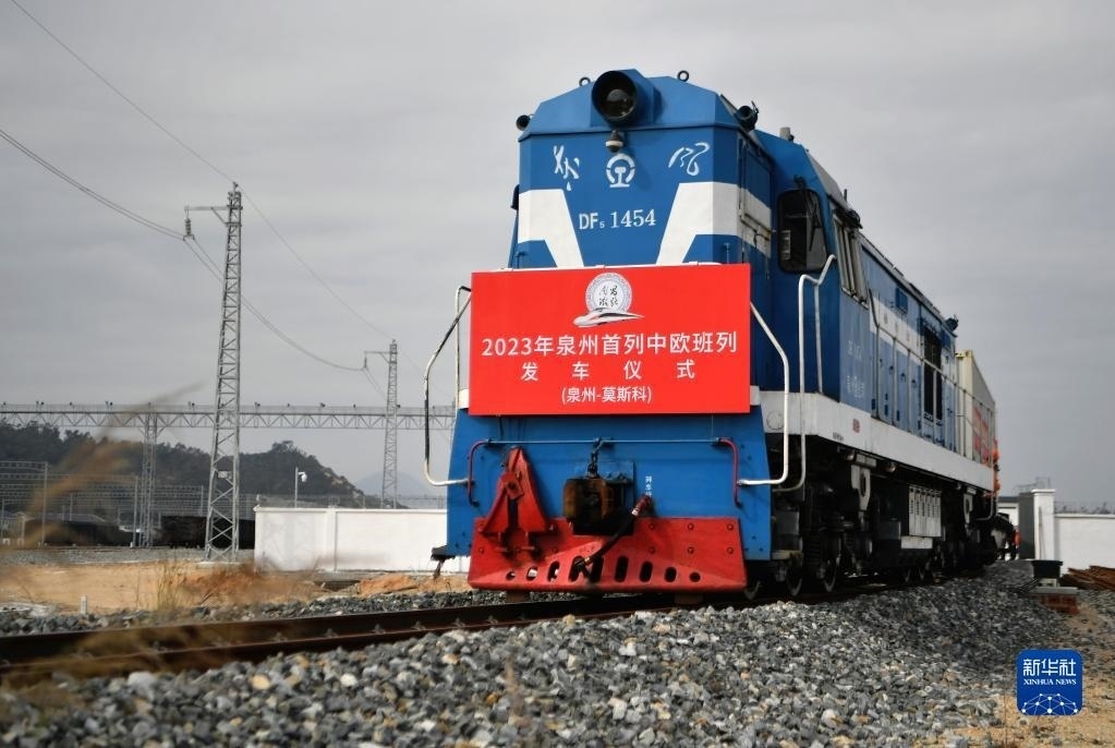 2月3日，中歐班列駛出興泉鐵路黃塘站。當日，滿載著55個集裝箱的中歐班列，從位于福建泉州惠安縣的興泉鐵路黃塘站駛出。這是泉州今年開出的首趟中歐班列，也是興泉鐵路開通后的首趟泉州中歐班列。據(jù)了解，此次班列裝載產品主要來自泉州進出口企業(yè)，貨重601.4噸，貨值約262.5萬美元。新華社記者 魏培全 攝