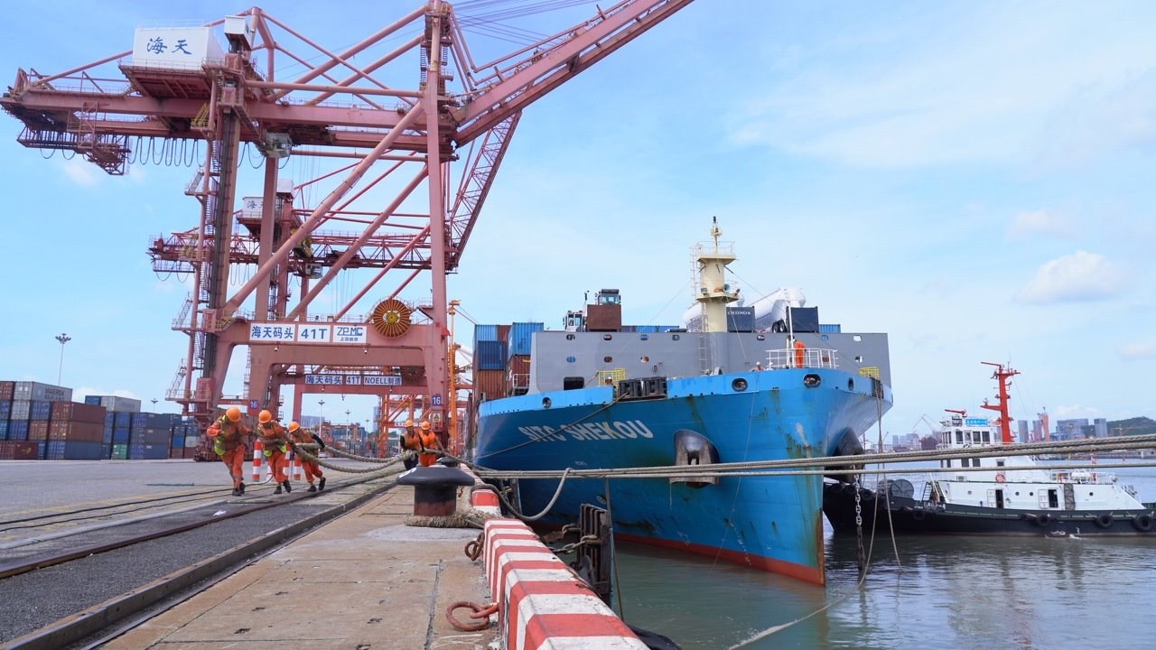 7月22日上午，“絲路海運(yùn)”電商快線“海豐蛇口”輪停靠廈門海天碼頭12號(hào)泊位裝卸集裝箱貨物。人民網(wǎng)記者 蘭志飛攝