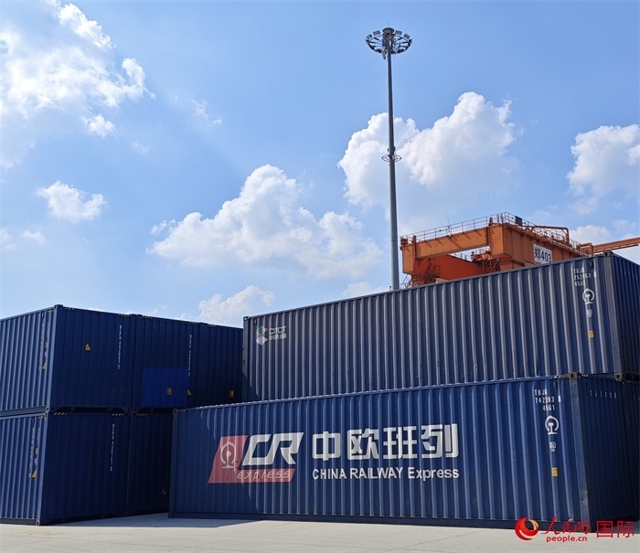 8月3日，中歐班列（中豫號）集裝箱在鄭州車站海關(guān)等候查驗(yàn)。人民網(wǎng) 崔譯戈攝