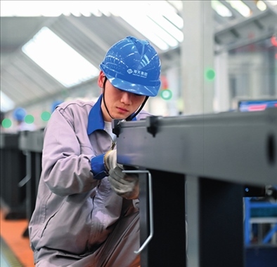 工人在海天國(guó)際控股有限公司海天大港生產(chǎn)基地作業(yè)（2023年2月1日攝）。黃宗治攝/本刊