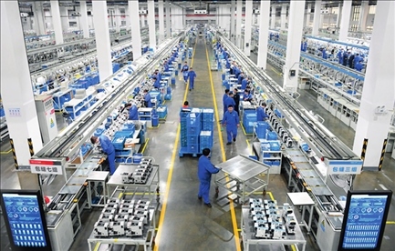 在位于浙江省臺(tái)州市的杰克科技股份有限公司，工作人員在裝配車間裝配縫紉機(jī)（2023年3月23日攝）。翁忻旸攝/本刊