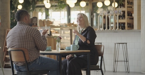 凱茜·瑪格與手語教學(xué)者交流。帕特里克·謝德-西蒙茲攝