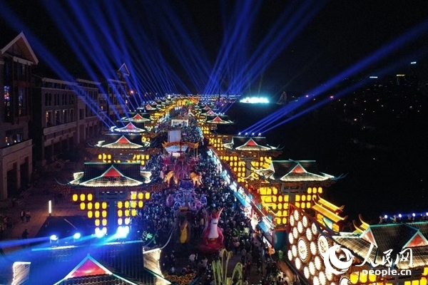 廣西南寧市良慶區(qū)的“南寧之夜”街區(qū)燈火璀璨。人民網(wǎng) 王勇攝