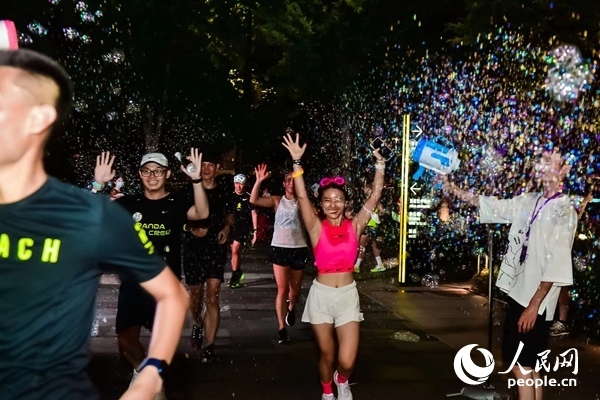 運動愛好者參加上海外灘楓徑NIKE熒光跑。圖片由BFC外灘金融中心提供