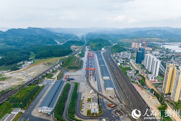 航拍貴陽國際陸港。人民網(wǎng)記者 涂敏攝