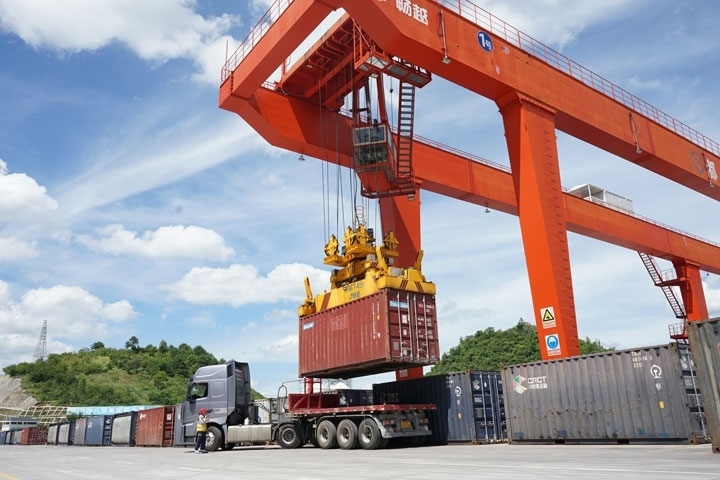 在貴陽國際陸港，正在作業(yè)的龍門吊。貴陽綜保區(qū)供圖