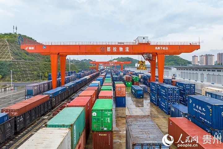 裝滿貨物的集裝箱整齊排列在貴陽國際陸港。人民網(wǎng)記者 涂敏攝