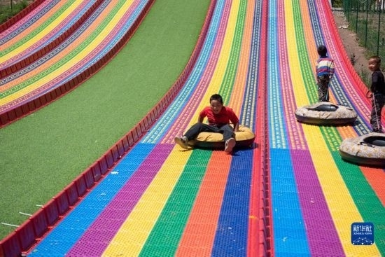 8月12日，小朋友在寧夏固原市涇源縣大灣鄉(xiāng)楊嶺村玩耍。新華社記者 李旭倫 攝