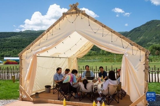 8月12日，游客在寧夏固原市涇源縣大灣鄉(xiāng)楊嶺村品嘗當?shù)孛朗?。新華社記者 李旭倫 攝