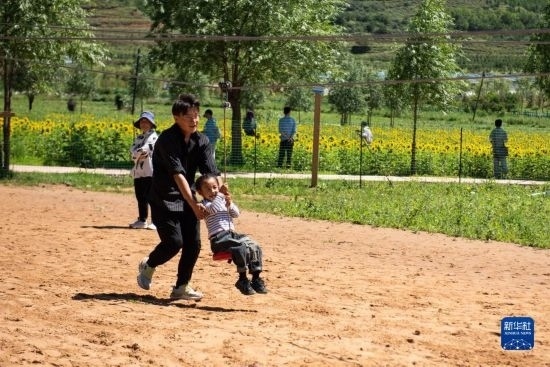 8月12日，游客在寧夏固原市涇源縣大灣鄉(xiāng)楊嶺村玩耍。新華社記者 李旭倫 攝