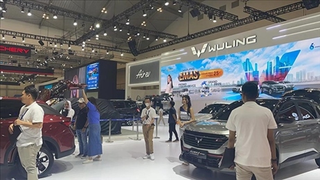 印尼消費(fèi)者參觀上汽五菱的展臺(tái)。趙世祺 攝