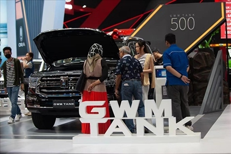 印尼消費(fèi)者參觀長城汽車的展臺(tái)。趙猛 攝