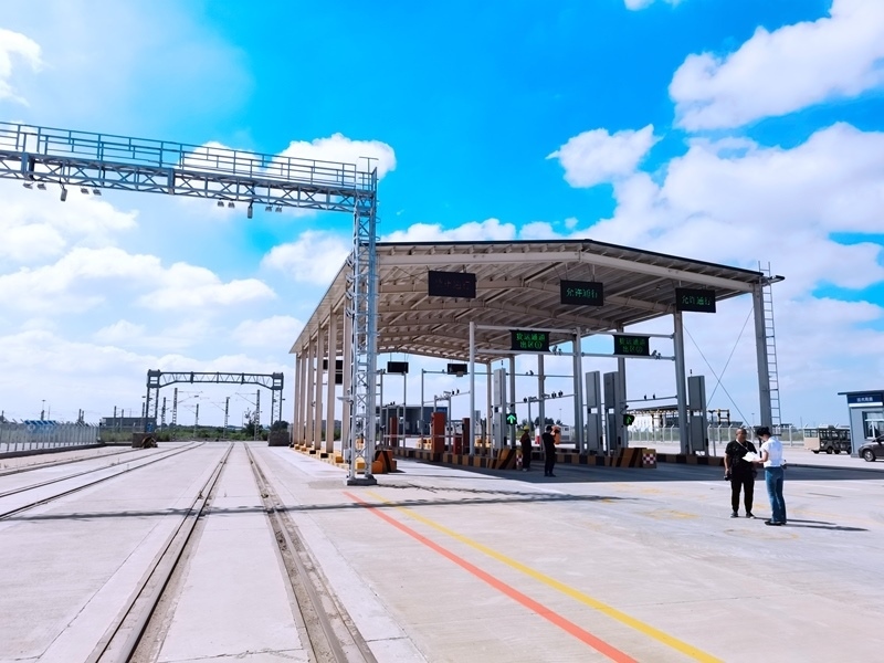 中歐班列（沈陽(yáng)）集結(jié)中心貨運(yùn)通道。人民網(wǎng)記者 栗翹楚攝