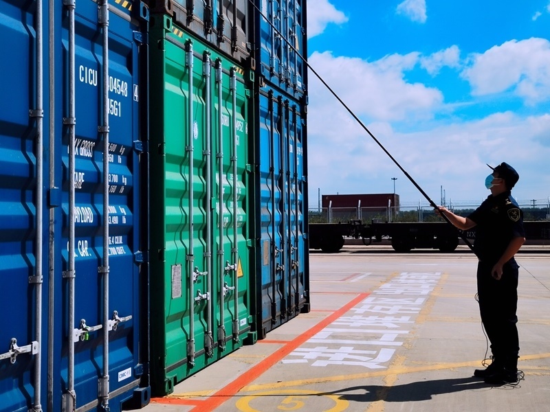 關(guān)員利用工業(yè)內(nèi)窺鏡檢查箱號(hào)、鎖號(hào)、封志情況。人民網(wǎng)記者 栗翹楚攝