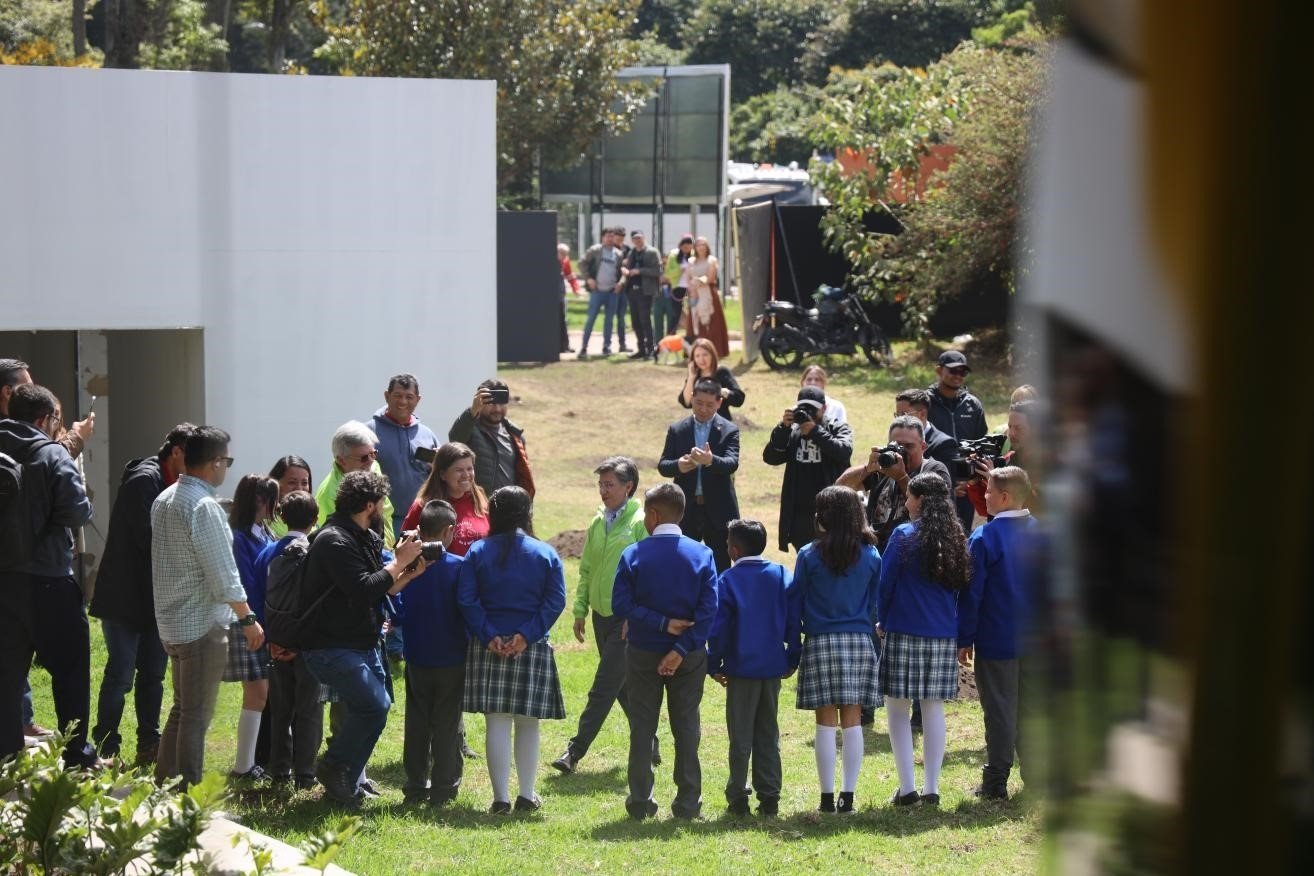 波哥大市長克勞迪婭·洛佩茲與參加活動(dòng)的學(xué)生代表交流。中國港灣波哥大地鐵一號線項(xiàng)目供圖