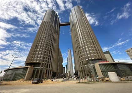 埃及新行政首都CBD項(xiàng)目P4標(biāo)段高層辦公樓。 嚴(yán)川吉雨攝