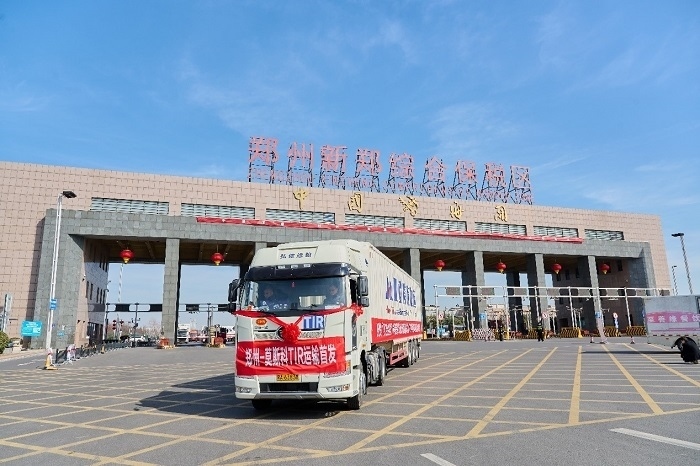 2023年2月20日，鄭州—莫斯科TIR運輸首發(fā)車輛駛出鄭州新鄭綜合保稅區(qū)。新鄭海關(guān)供圖