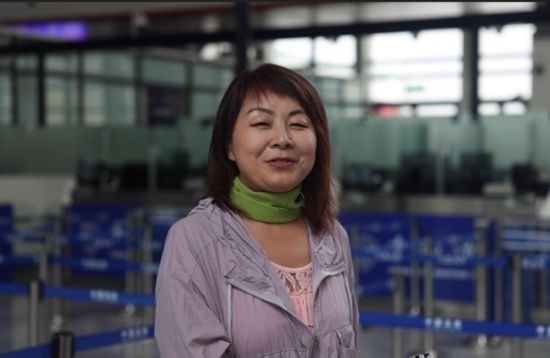 7月22日，曾經(jīng)在老撾瑯勃拉邦工作過3年的加拿大華僑孫月玲乘坐中老鐵路國際旅客列車從中國出境。衛(wèi)海林 攝