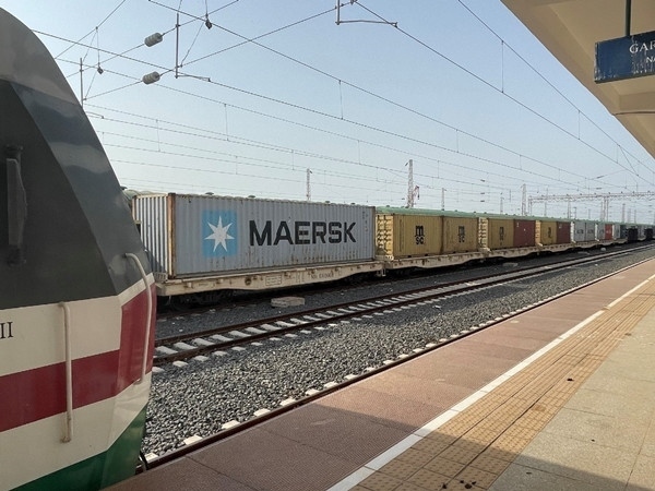 亞吉鐵路吉布提那噶德車站的貨運車廂。人民網(wǎng)記者 趙艷紅攝