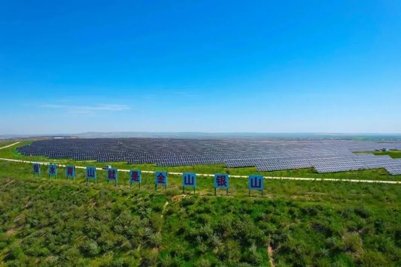 勝利能源露天礦排土場15.3萬千瓦光伏電站并網發(fā)電。受訪者供圖