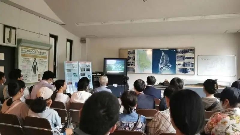 觀看日軍發(fā)動毒氣戰(zhàn)的影像資料。中國駐大阪總領(lǐng)事館供圖