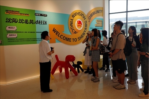 記者團在輝山英才社區(qū)采訪。北京外國語大學 許青攝